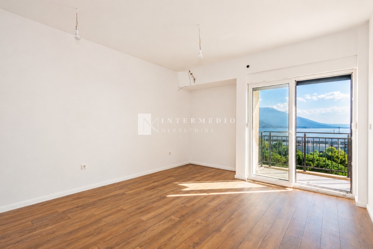 One-bedroom apartment of 58 m² with a designated parking space, Bijela, Herceg Novi